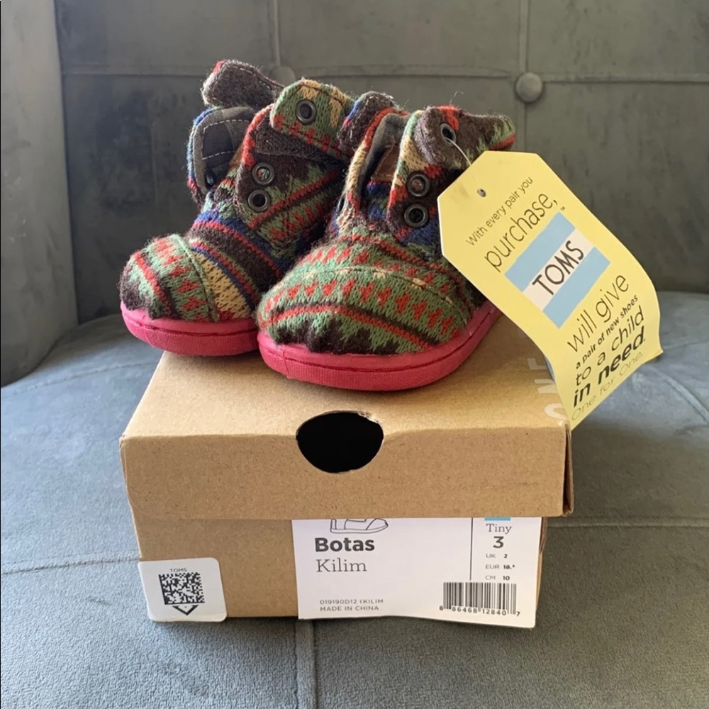 BRAND NEW BABY TOMS BOTAS